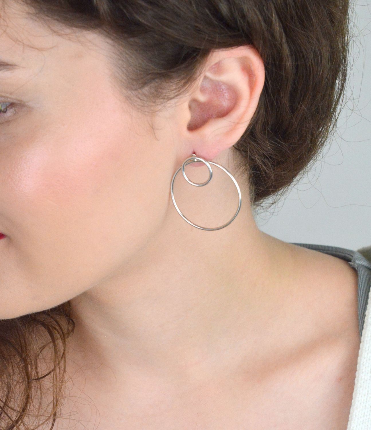 Eleganckie kolczyki damskie srebrne próby 925, kształt kółko w kółku o wymiarach 3,5 cm x 3,5 cm, waga 5,8 g, zapięcie na sztyft. Model K 0808.1.jpg